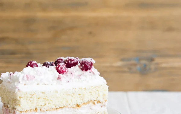 Kuchen mit weißer Schokolade und Preiselbeere auf einem Teller — Stockfoto