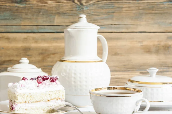 Kuchen mit weißer Schokolade und Preiselbeere auf einem Teller — Stockfoto