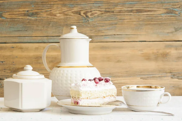 Kuchen mit weißer Schokolade und Preiselbeere auf einem Teller — Stockfoto