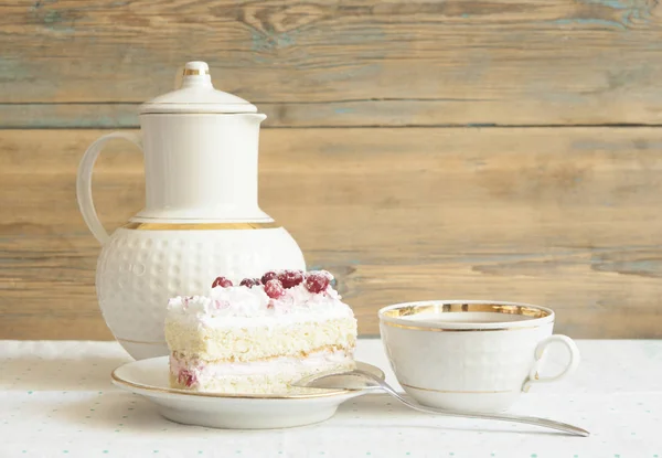 Kuchen mit weißer Schokolade und Preiselbeere auf einem Teller — Stockfoto