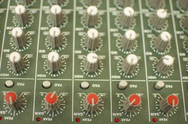 Uzaktan ses mühendisi. Siyah ses karıştırıcı kurulu c birçok düğme