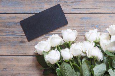 Eski Beyaz ahşap masa üzerinde beyaz güller