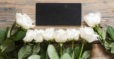 Eski Beyaz ahşap masa üzerinde beyaz güller