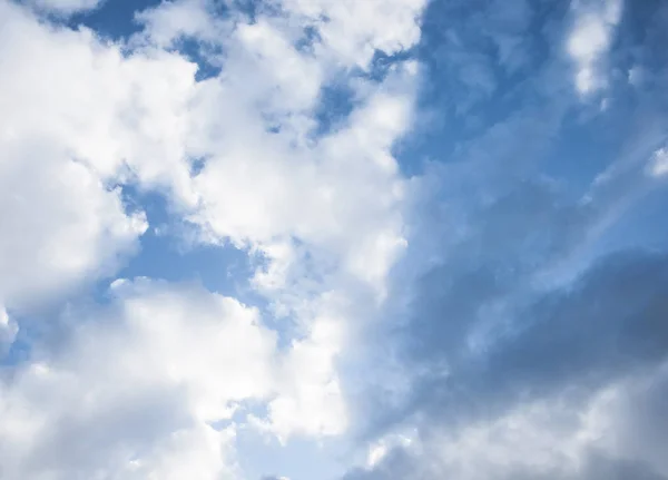 Голубое небо фон с облаками — стоковое фото