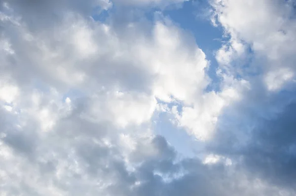 Blauwe lucht achtergrond met wolken — Stockfoto