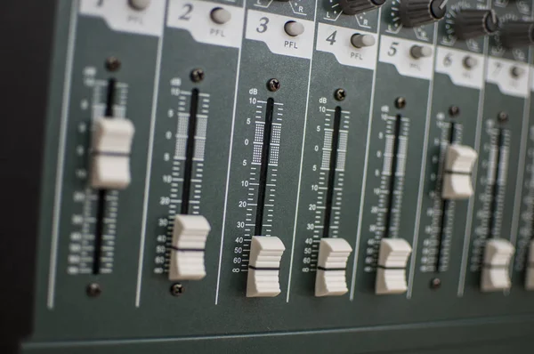 Remote sound engineer. Banyak tombol dari papan mixer audio hitam c — Stok Foto