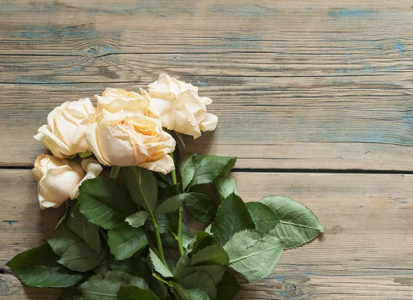 Rosas sobre una vieja mesa de madera blanca —  Fotos de Stock