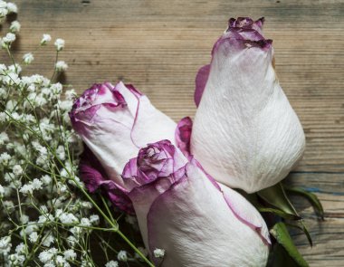 Ahşap masa üzerinde gül buketi.