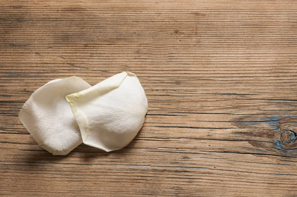 Rose op houten achtergrond. Valentijnsdag achtergrond — Stockfoto