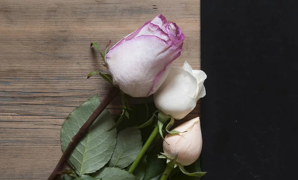 木製のテーブルの上のバラのブーケ. — ストック写真
