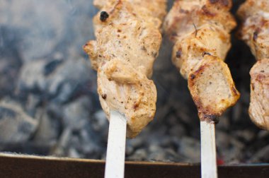 Yangın soslu et dilimleri hazırlanması