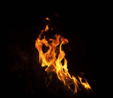 alevler siyah arkaplanda