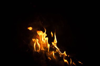 alevler siyah arkaplanda