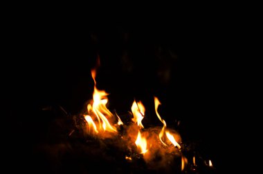 alevler siyah arkaplanda