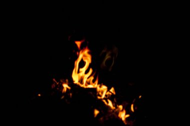 alevler siyah arkaplanda