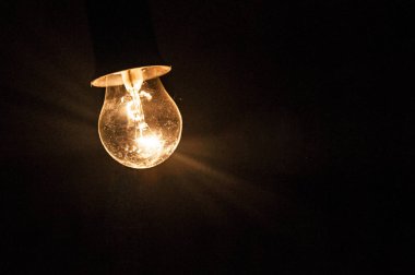 Koyu arka planda eski ampul. Yaratıcılık kavramı.