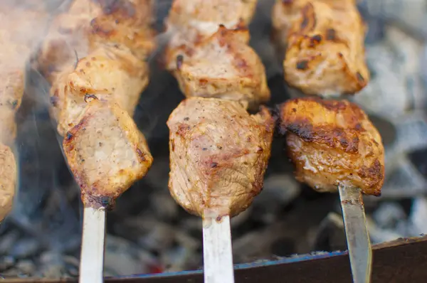 La preparación de los trozos de carne en la salsa a fuego —  Fotos de Stock