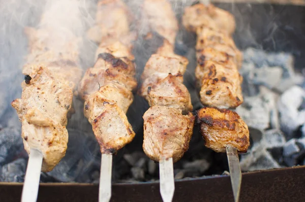 La preparación de los trozos de carne en la salsa a fuego —  Fotos de Stock