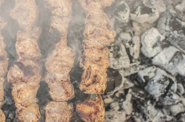 La preparación de los trozos de carne en la salsa a fuego —  Fotos de Stock