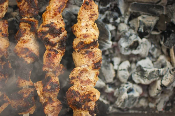 Beredning av kött skivor i sås i brand — Stockfoto