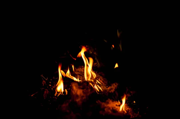 Llamas de fuego sobre un fondo negro — Foto de Stock