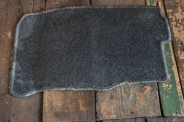 Ahşap zeminde gri halı — Stok fotoğraf