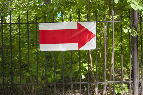 Vel papier met een rode pijl naar rechts — Stockfoto