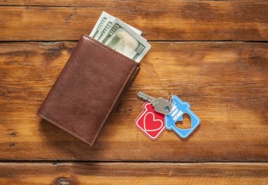 Cüzdan ve ev anahtarları bir masada birlikte böyle bir şekilde tuvalet