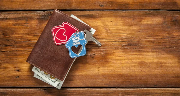 Wallet and house keys on a table together in such a way that loo — Stock Photo, Image