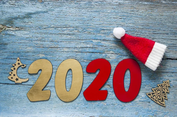 Concepto de año nuevo. Digitos 2020 sobre fondo de madera con Christma — Foto de Stock