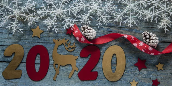 Concepto de año nuevo. Digitos 2020 sobre fondo de madera con Christma —  Fotos de Stock