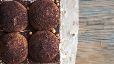 çikolatalı kek kek, koyu arka plan tatlı, doğrudan abo