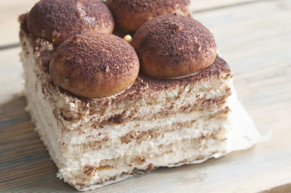 Schokoladen-Brownie-Kuchen, Dessert auf dunklem Hintergrund, direkt abo — Stockfoto