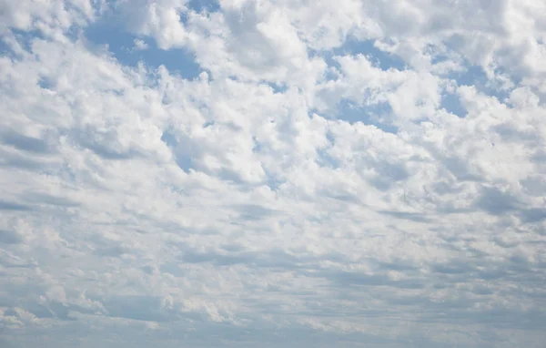 夏の昼間の空と雲. — ストック写真