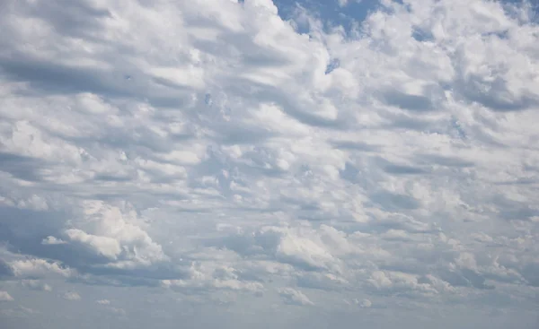 Cielo y nubes durante el día en verano . — Foto de Stock