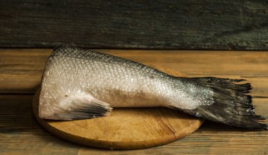 bir kesme ahşap mutfak taze somon kuyruk