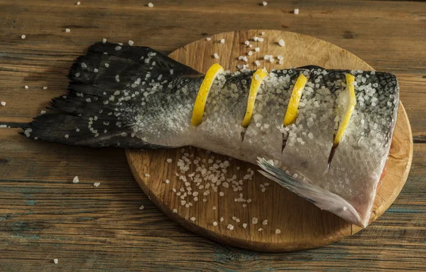 Rabo de salmão com limão e sal marinho na mesa de madeira — Fotografia de Stock