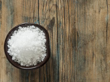 Bir kasede büyük beyaz deniz tuzu 