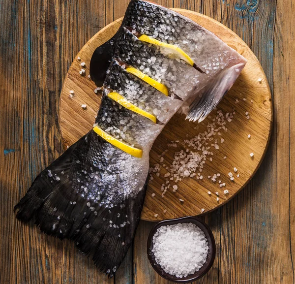 Rabo de salmão com limão e sal marinho na mesa de madeira — Fotografia de Stock