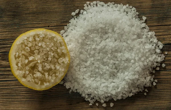 Haufen essbaren Meersalzes mit großen Kristallen auf einem braunen Holzbalken — Stockfoto