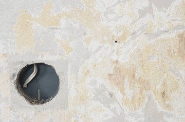 Duvarda eski beyaz elektrik soketi.