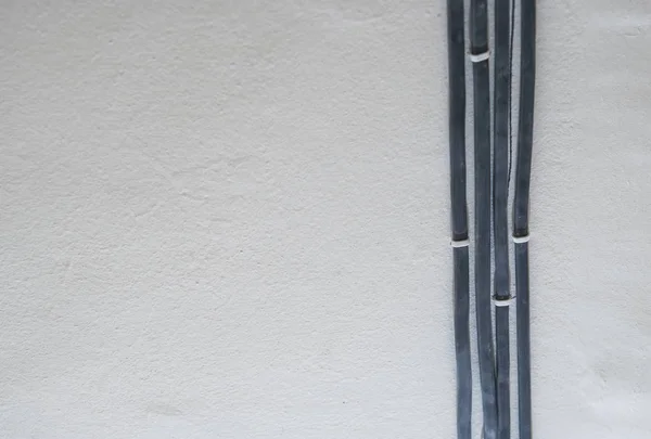 Fios elétricos pretos com fundo de parede de cimento . — Fotografia de Stock