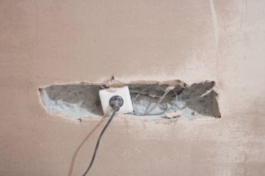 Duvarda eski beyaz elektrik soketi.