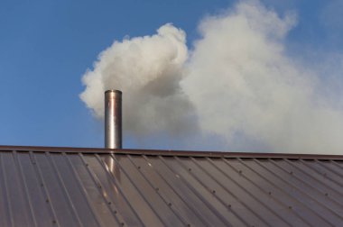 Bacadan gökyüzüne çıkan duman