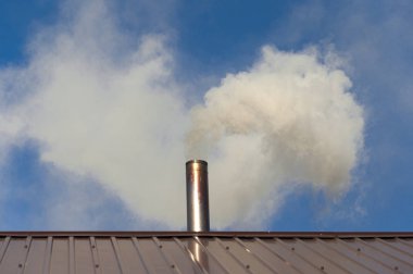 Bacadan gökyüzüne çıkan duman