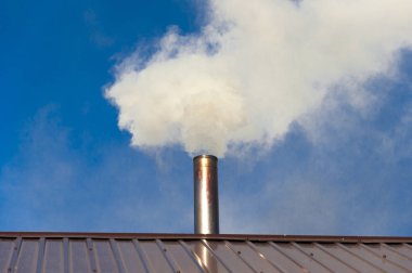 Bacadan gökyüzüne çıkan duman