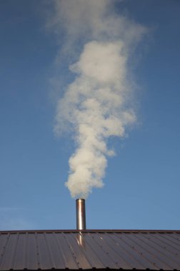 Bacadan gökyüzüne çıkan duman