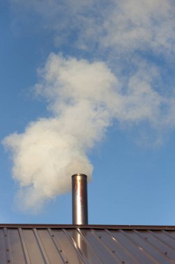 Bacadan gökyüzüne çıkan duman