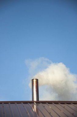 Bacadan gökyüzüne çıkan duman