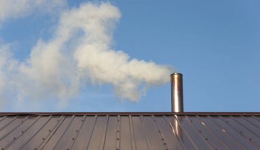 Bacadan gökyüzüne çıkan duman